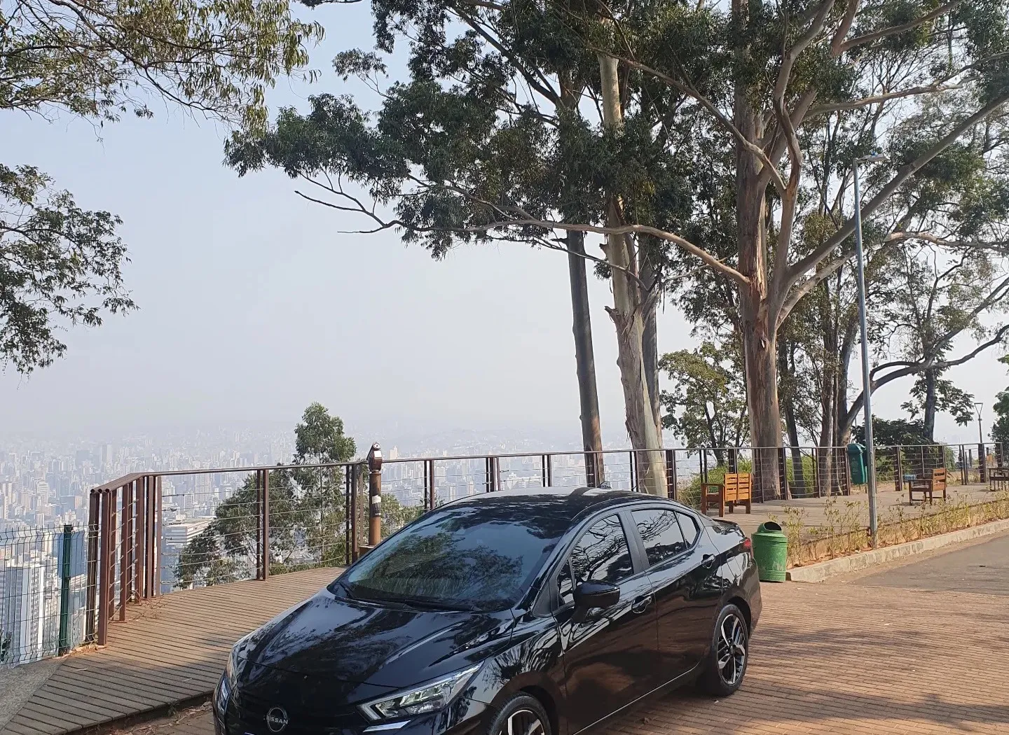 Sedan da VD Transportes no Mirante das Mangabeiras com a paisagem de Belo Horizonte ao fundo