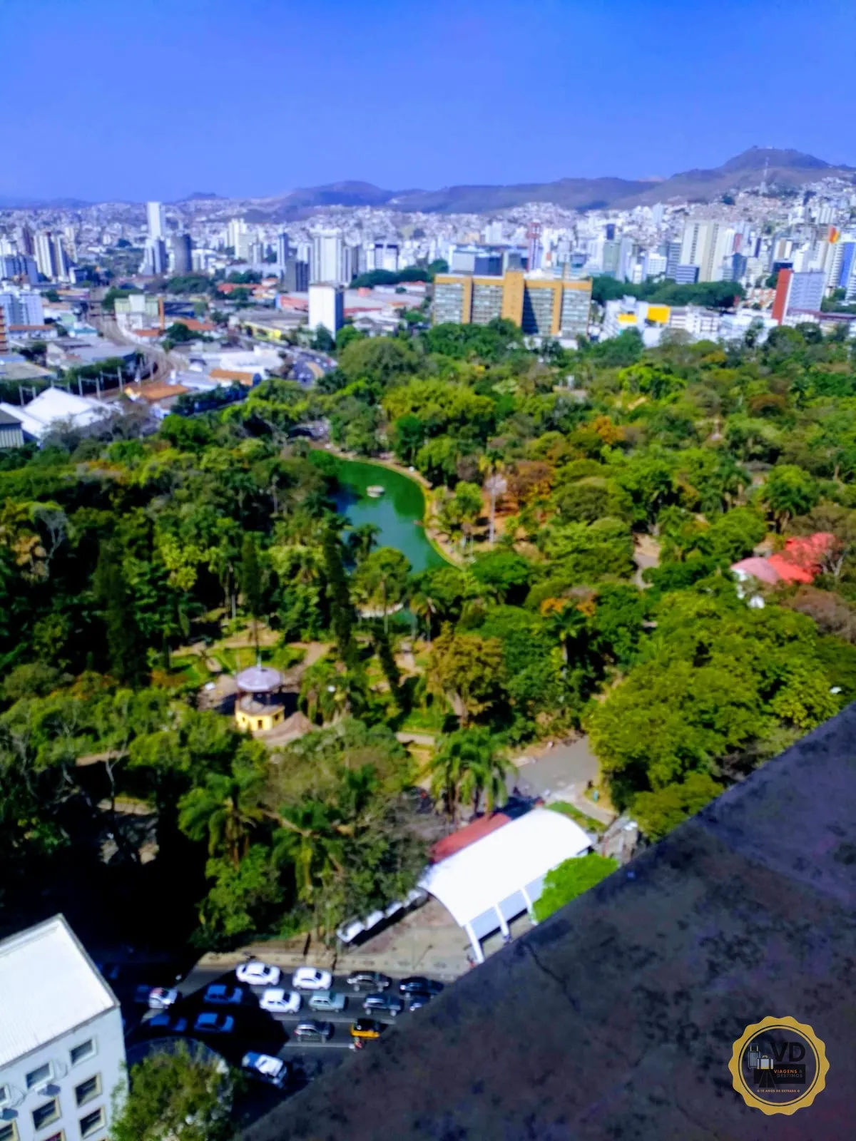 Vista aérea do Parque Municipal de Belo Horizonte com a Serra do Curral ao fundo