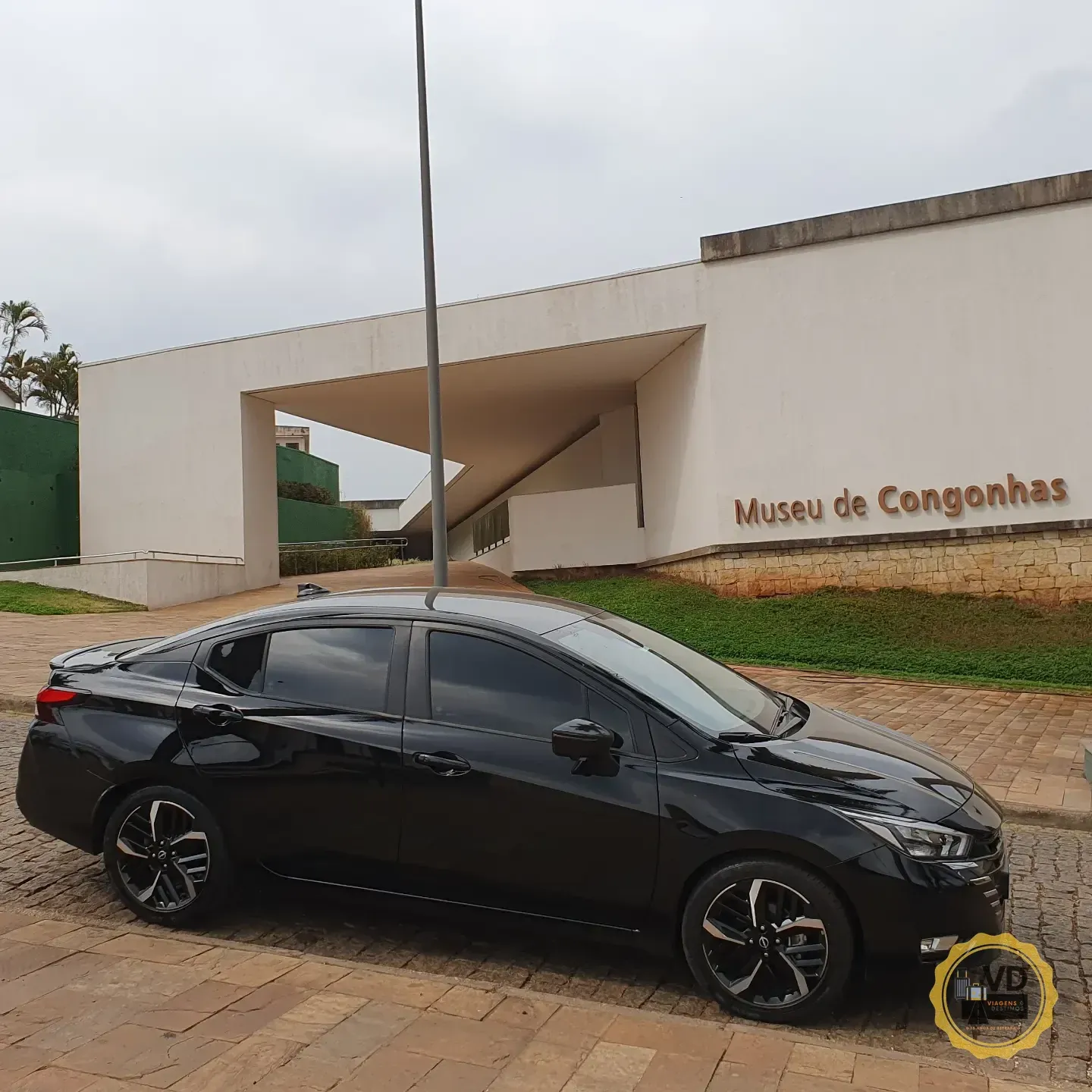 Sedan executivo preto da VD Transportes no Museu de Congonhas