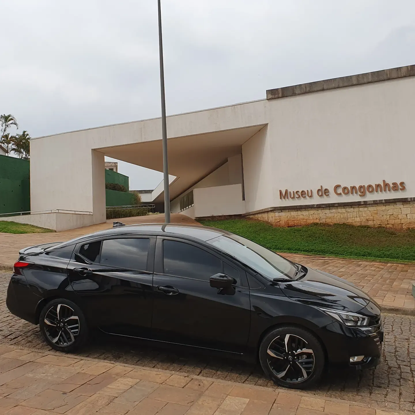 Sedan executivo preto da VD Transportes estacionado, pronto para atendimento corporativo