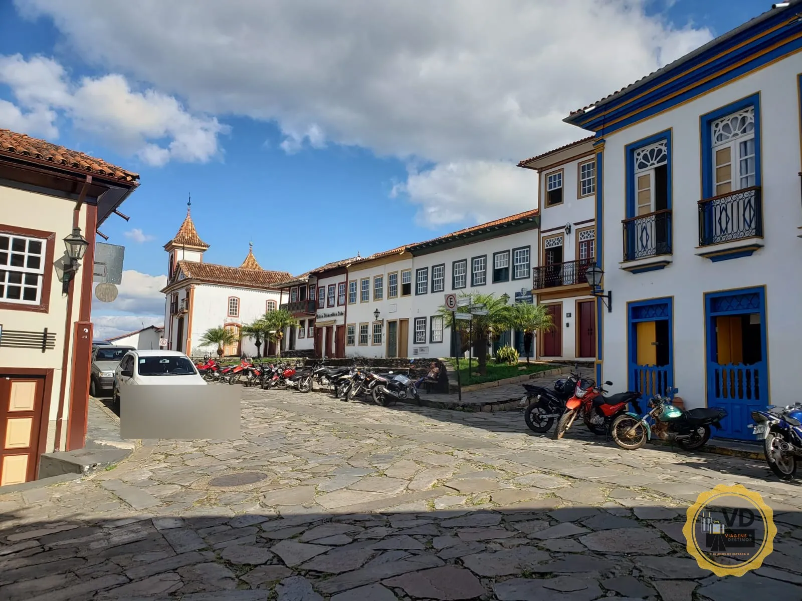 Praça histórica de Diamantina com igreja e casario colonial