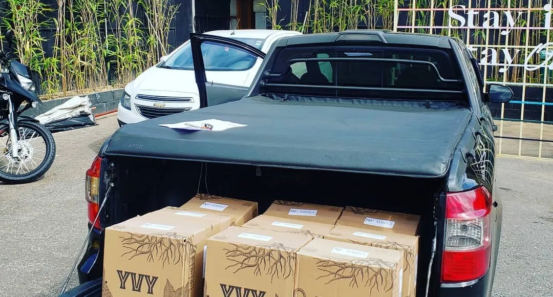 Picape da VD Transportes com caixas de carga, pronta para entrega dedicada