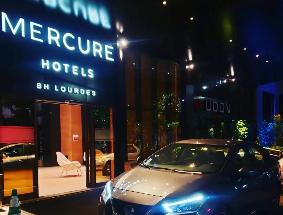 Carro executivo da VD Transportes à noite, em frente ao hotel Mercure em BH