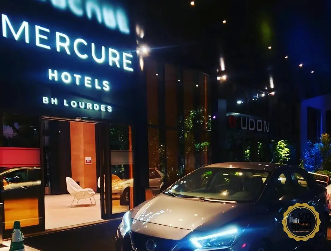 Carro executivo da VD Transportes à noite, em frente ao hotel Mercure em BH