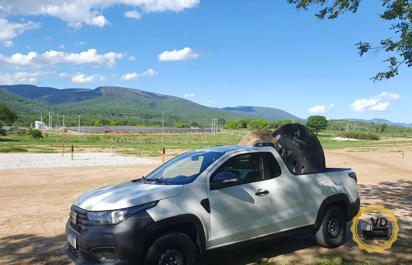 Picape da VD transportando materiais em área rural