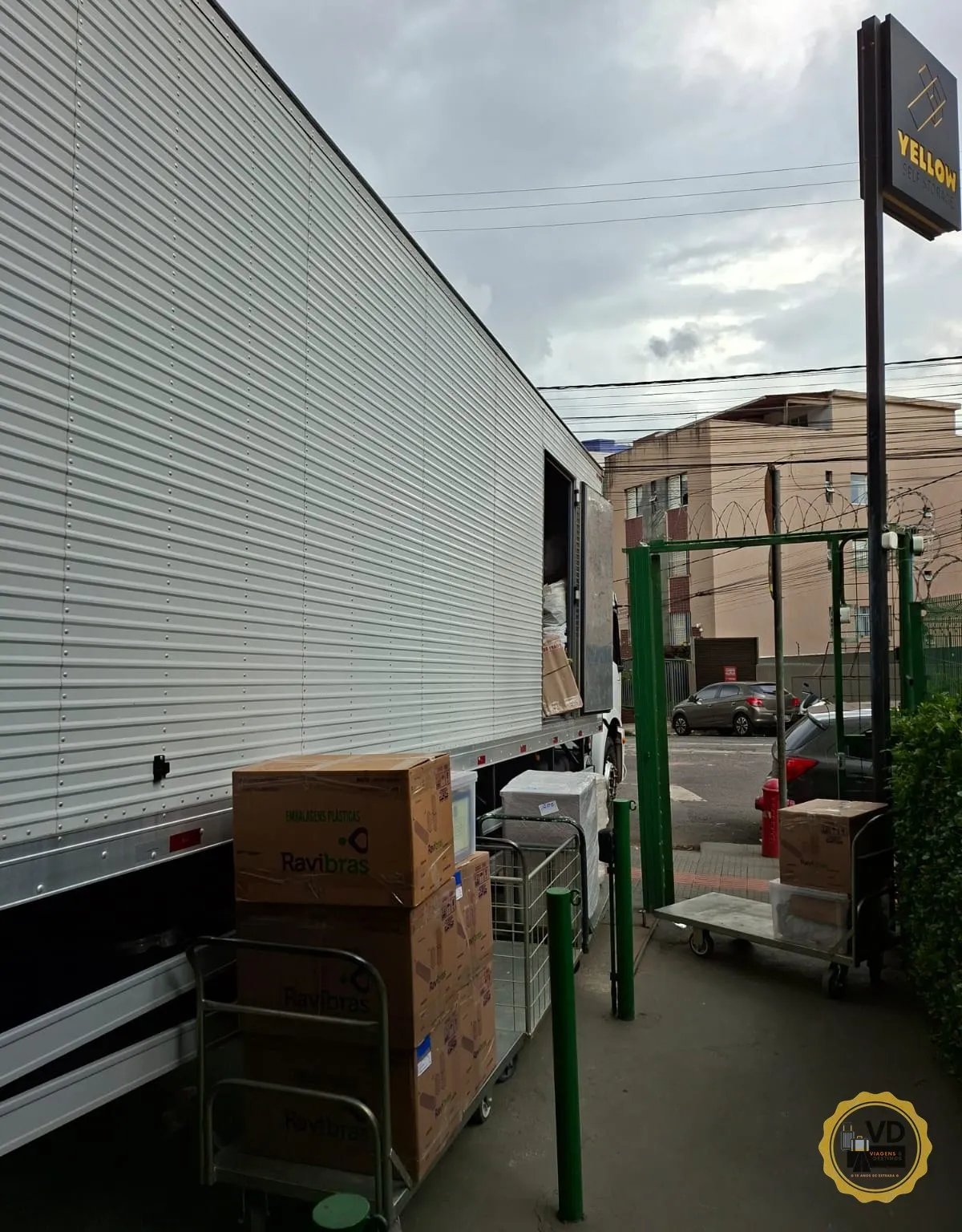 Caminhão da VD Transportes carregando materiais para entrega
