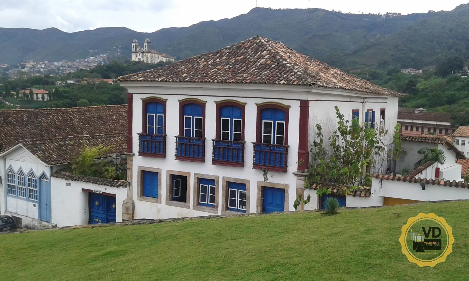 Casario colonial de Ouro Preto com a serra ao fundo