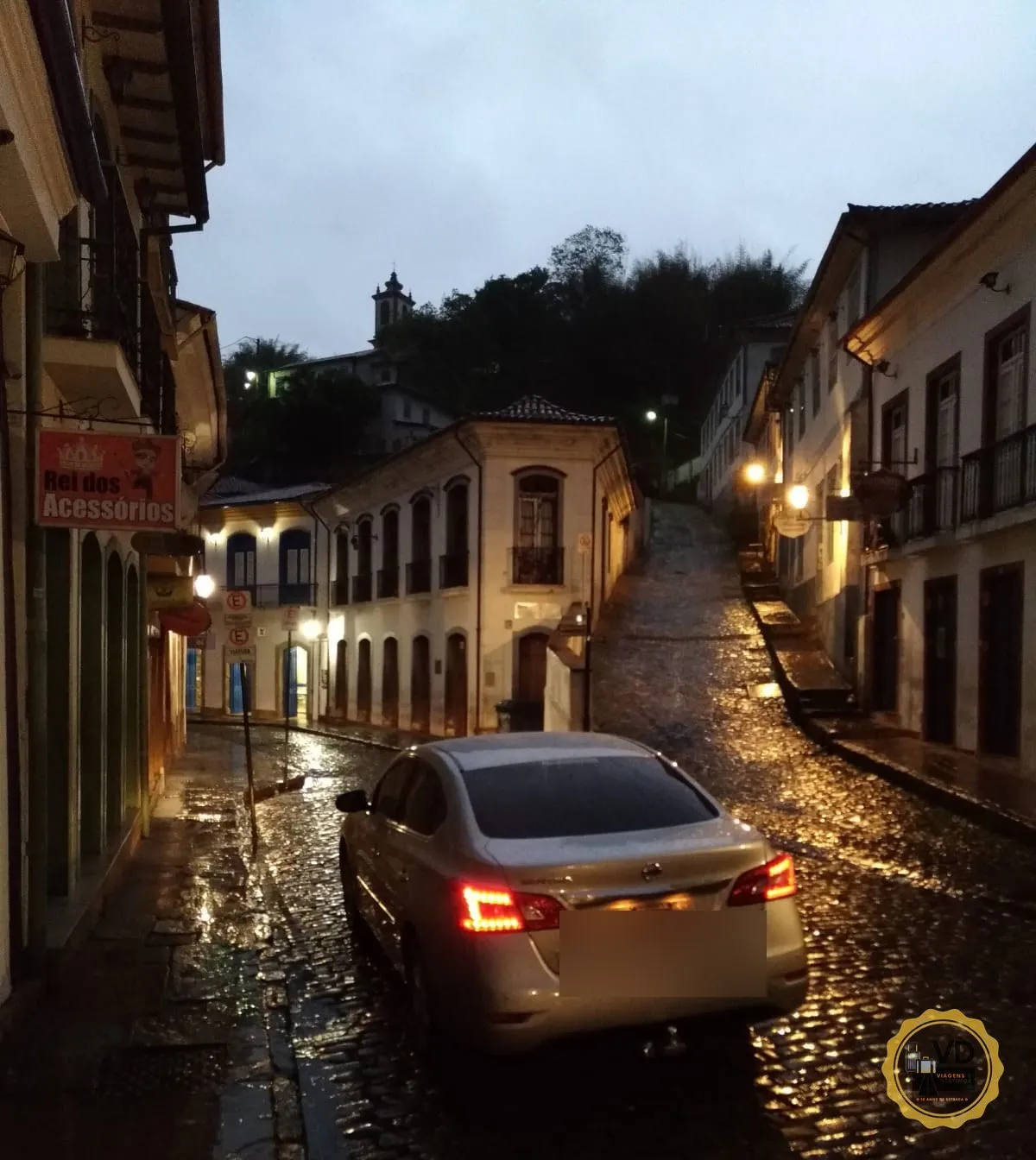 Sedan executivo da VD Transportes em Ouro Preto à noite