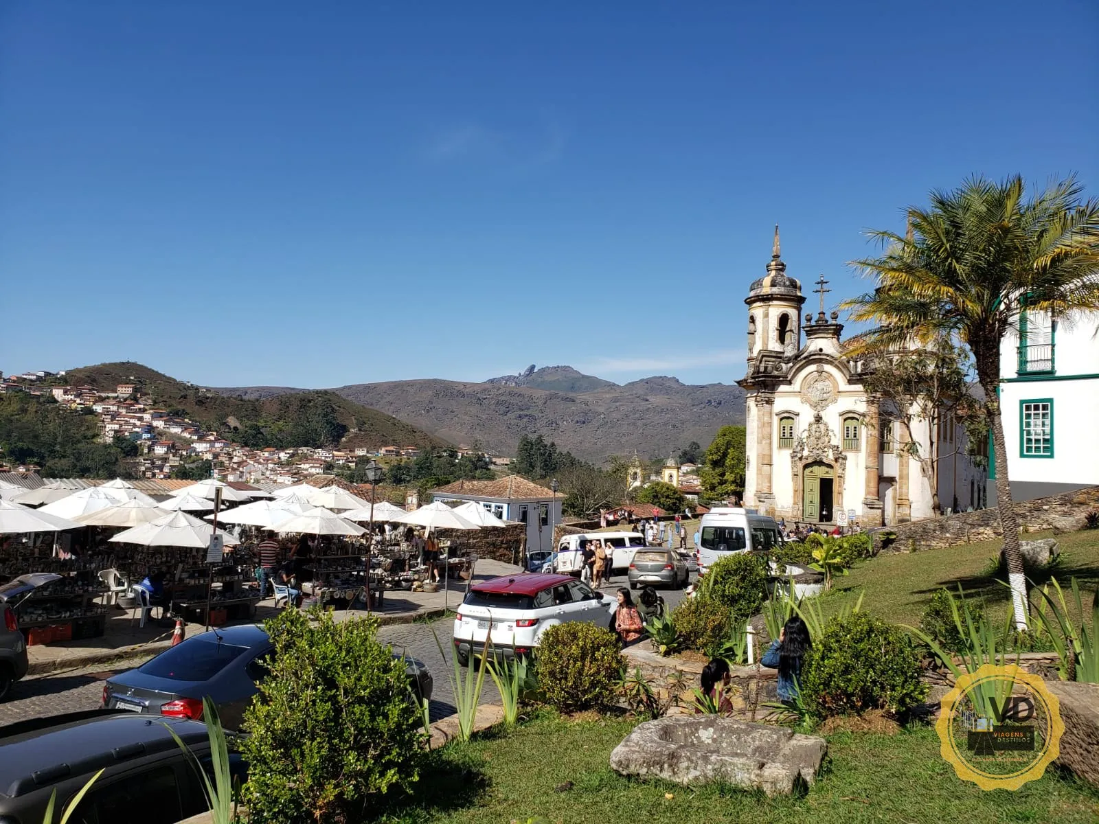 Centro histórico de Ouro Preto com igreja barroca e o Pico do Itacolomi ao fundo