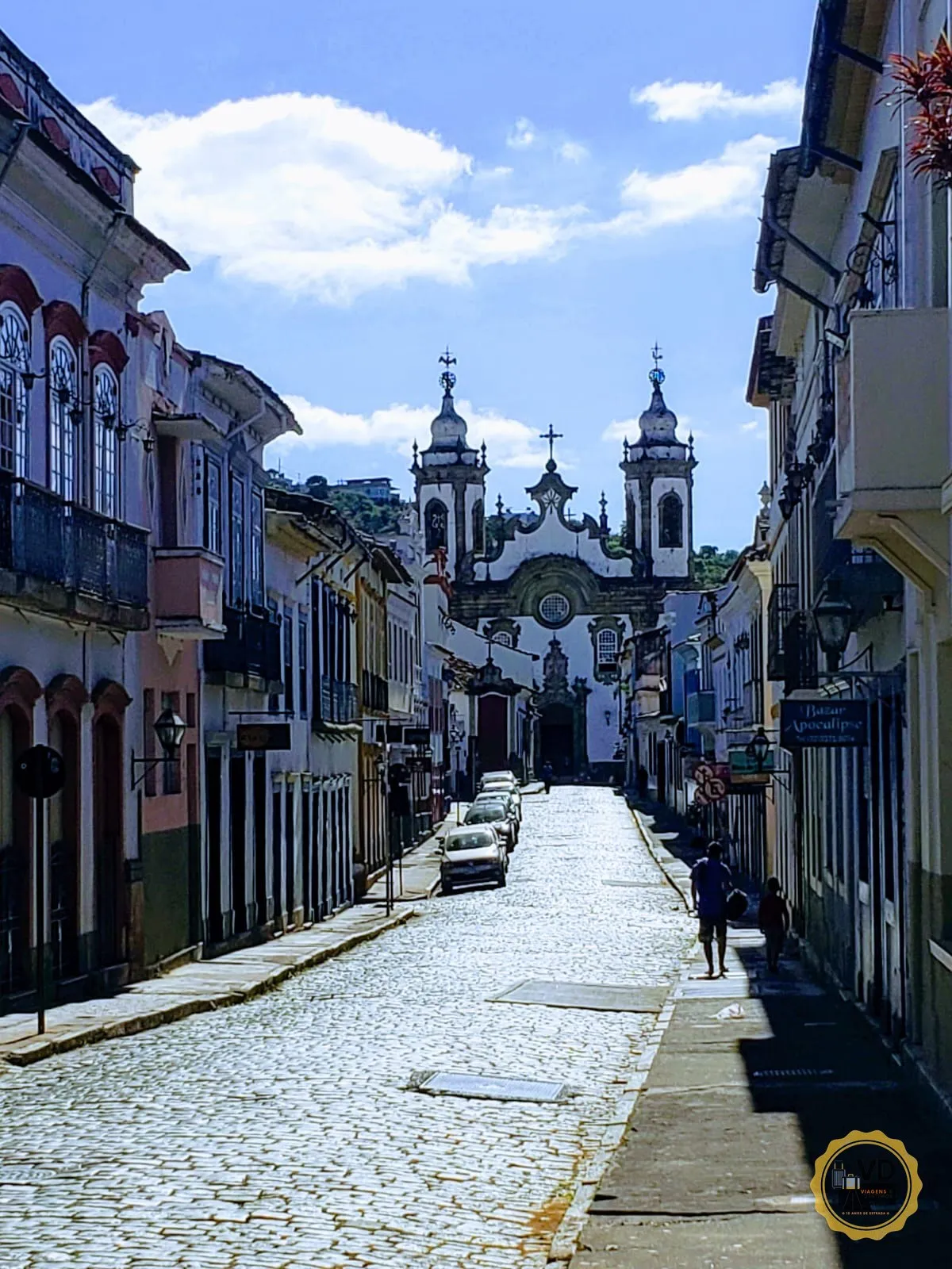 Rua histórica de São João del Rei com igreja ao fundo