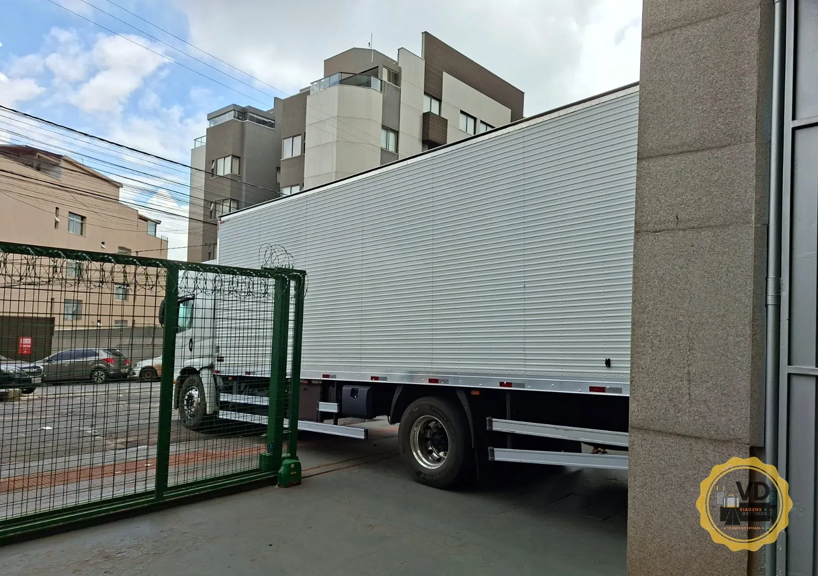 Caminhão baú da VD Transportes carregando materiais